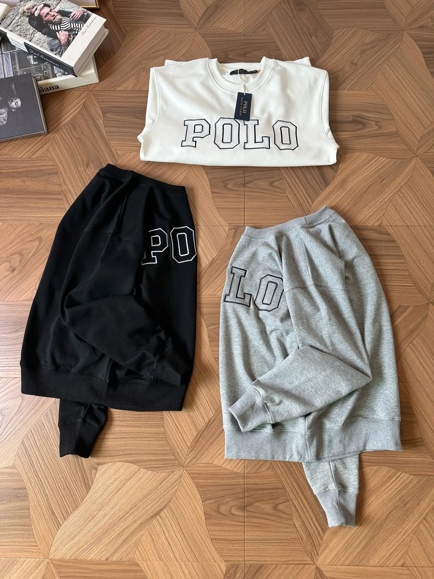 P220 Style No.: RL021] RalphLauren/Ralph Lauren 2025 new autumn and winter terry sweatshirt large POLO English letters embroidered logo Ralph Lauren age-reducing item, the coat fabric is made of 60% cotton➕40% polyester, which not only retains the softness, comfort and breathability of cotton, but also adds the wear resistance and wrinkle resistance of polyester fiber, making the clothes more durable and easy to care for. Even in slightly cooler weather, you won't feel stuffy when wearing it. This kind of fabric has a natural crisp feel and is not easy to pill or deform. The flying pigeon on the chest is embroidered with the brand's large logo in English letters. The color is full, full of three-dimensionality, and lifelike, adding a bit of liveliness and interest to the entire sweatshirt. There is no pressure to dress, regardless of age or gender. Complete accessories! Color: Gray Size: S-xL S Shoulder width 53 Bust 110 Length 67 Sleeve length 58 M Shoulder width 54 Bust 114 Length 69 Sleeve length 59 L Shoulder width 55 Bust 118 Length 71 Sleeve length 60 xL Shoulder width 56 Bust 122 Length 73 Sleeve length 61